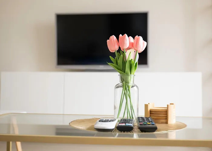 Golden Harbour - 2 Bedrooms, 2 Bathrooms *