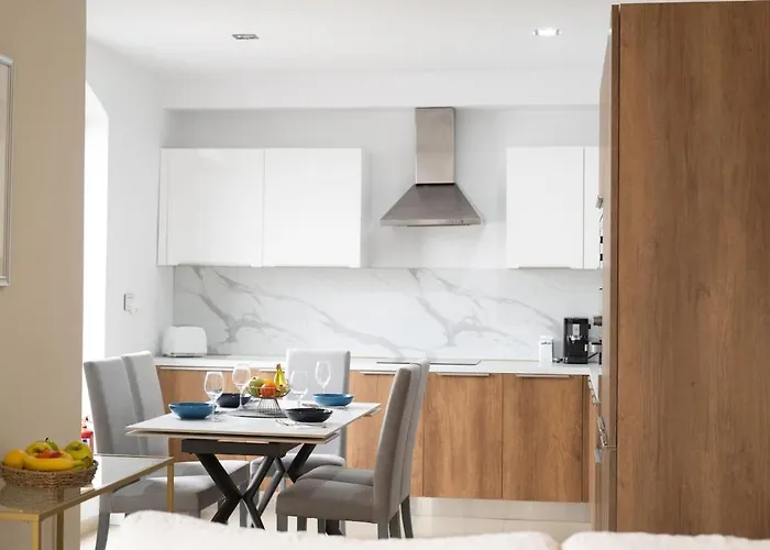 Golden Harbour - 2 Bedrooms, 2 Bathrooms *