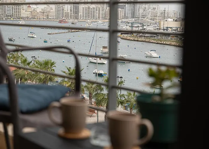 Golden Harbour - 2 Bedrooms, 2 Bathrooms *