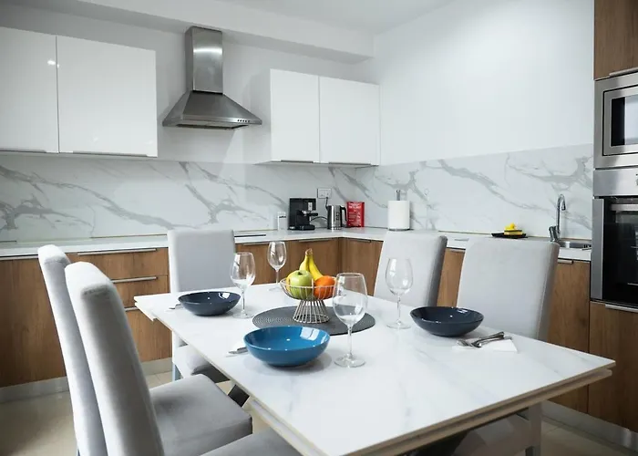 Golden Harbour - 2 Bedrooms, 2 Bathrooms *